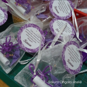 mini móbile de tsuru e nó chinês no saquinho de organza 02 * aniversário 90 anos